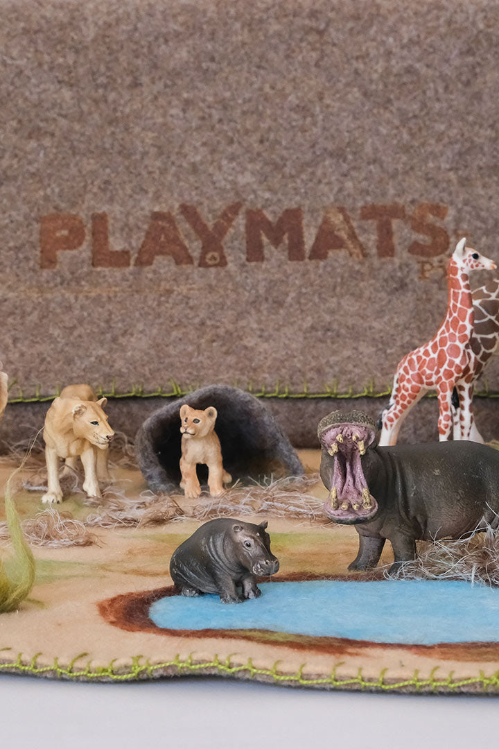 playmat savana con pozza d'acqua e tana